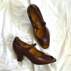 NWT Clarks Artisan Heels